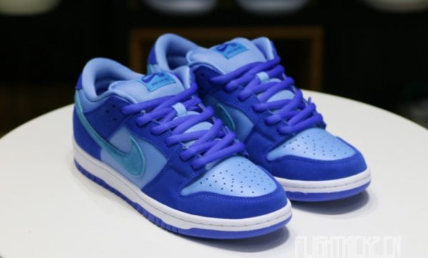 SB Dunk Low Blue Raspberry Iconic Sneaker – Limited - Image 3